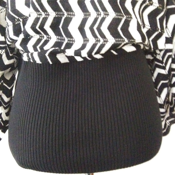 Rampage crochet semi sheer zigzag batwing sleeve top Size Medium - Picture 10 of 13